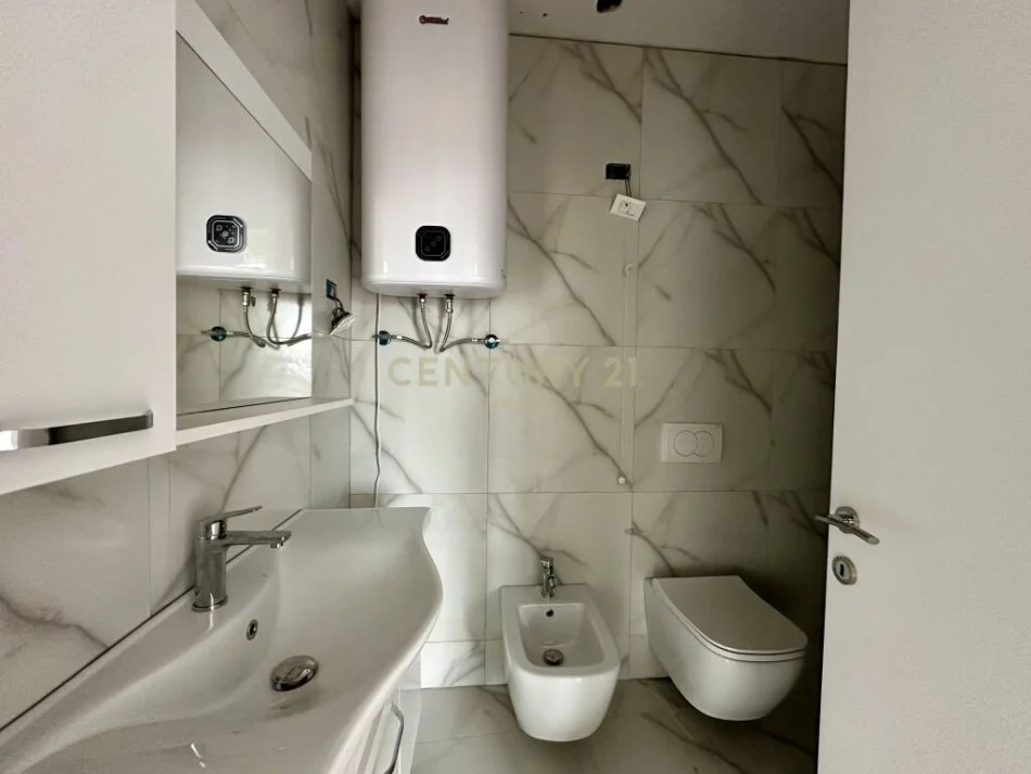 Tirane, jap me qera zyre , 123 m² 1.550 € (Lake View Residence, Liqeni i Tiranës)