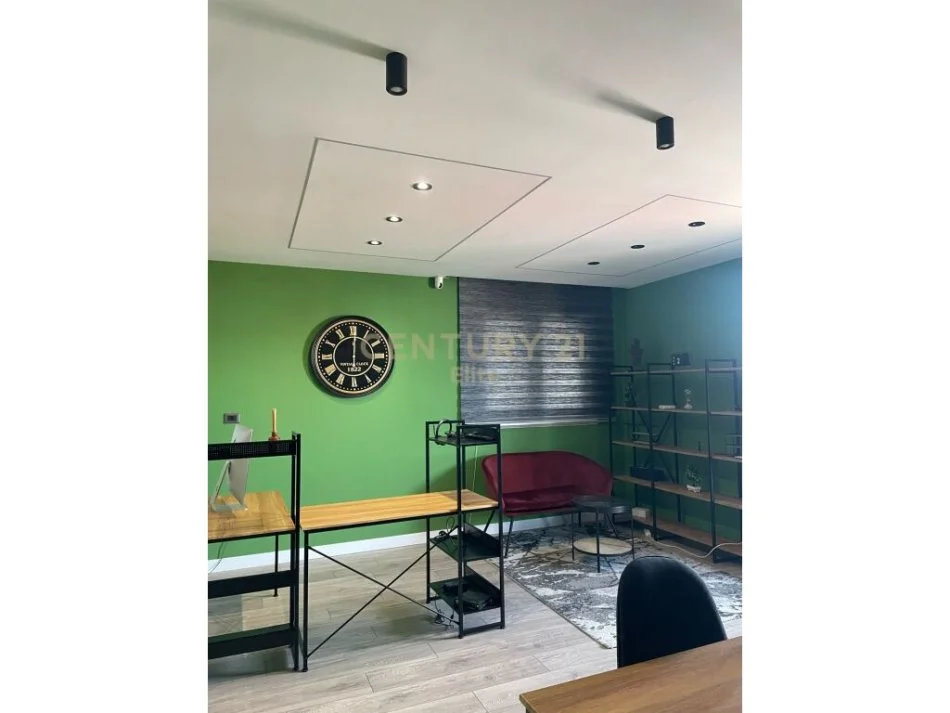 Tirane, jepet me qera ambjent biznesi Kati 9, 190 m² 1.500 € (Xhamllik)