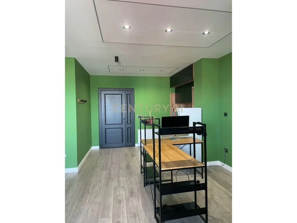 Tirane, jepet me qera ambjent biznesi Kati 9, 190 m² 1.500 € (Xhamllik)