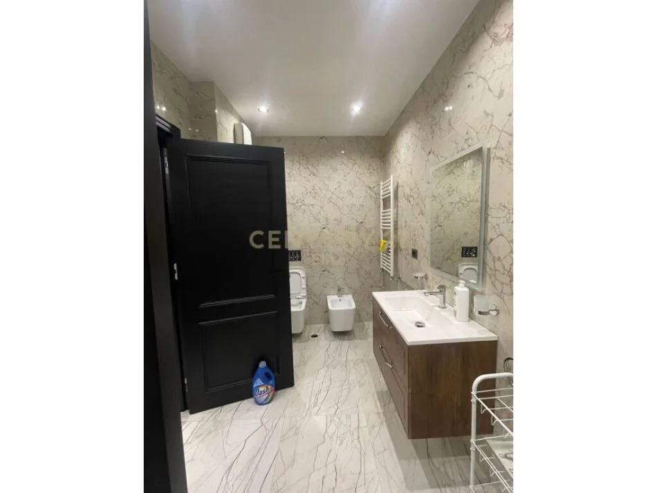 Tirane, jepet me qera ambjent biznesi Kati 9, 190 m² 1.500 € (Xhamllik)