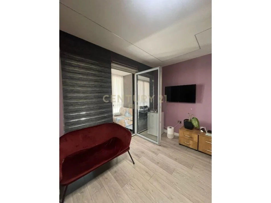 Tirane, jepet me qera ambjent biznesi Kati 9, 190 m² 1.500 € (Xhamllik)