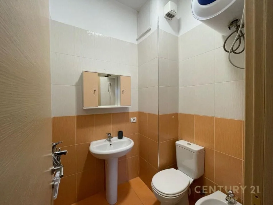 Tirane, jepet me qera apartament Kati 5, 100 m² 800 € 
