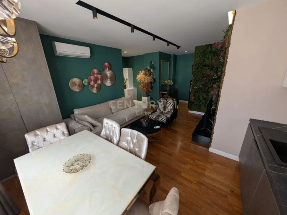 Tirane, jepet me qera apartament 1+1 Kati 6, 70 m² 800 € (Bllok)