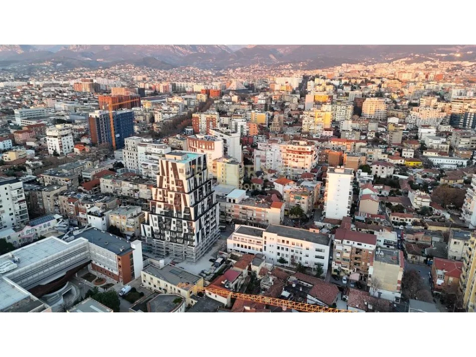 Tirane, shes apartament 2+1 , 91 m² 245.106 € (Rruga Barrikadave)