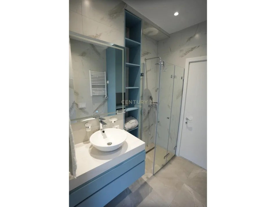 Tirane, jepet me qera apartament 1+1 Kati 2, 69 m² 1.200 € (Rruga e Kavajes)