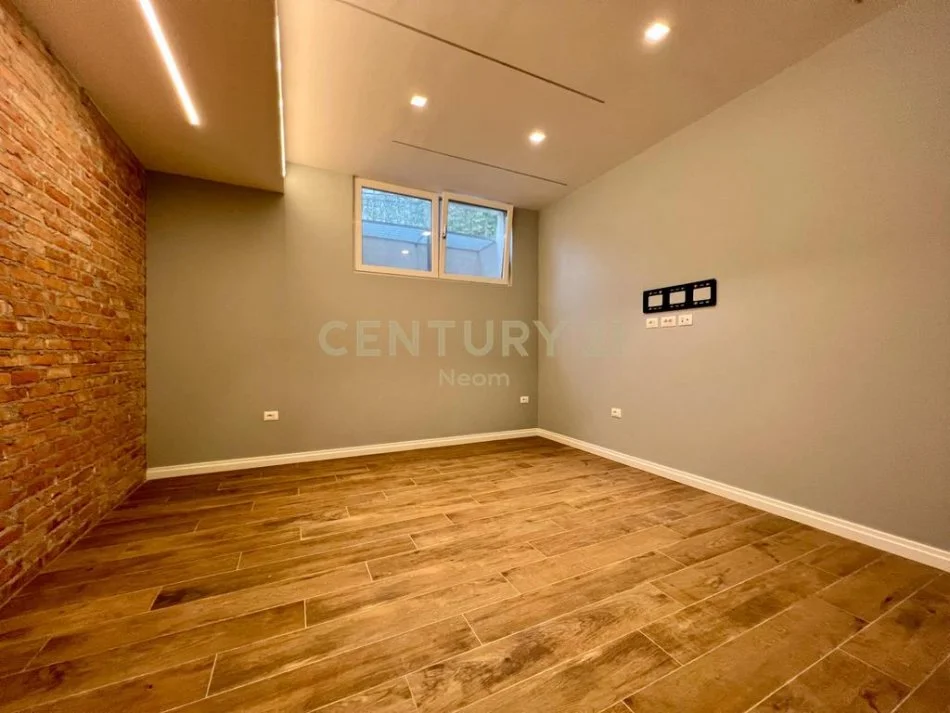 Tirane, shitet Vile 4+1+Aneks+Ballkon Kati 0, 410 m² 1.150.000 € (Neom110471)