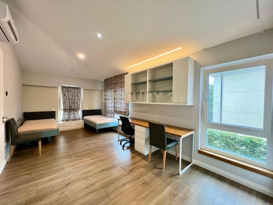 Tirane, shitet Vile 4+1+Aneks+Ballkon Kati 0, 410 m² 1.150.000 € (Neom110471)