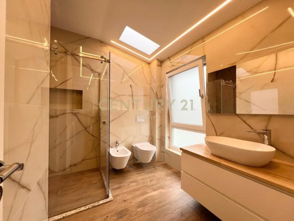 Tirane, shitet Vile 4+1+Aneks+Ballkon Kati 0, 410 m² 1.150.000 € (Neom110471)