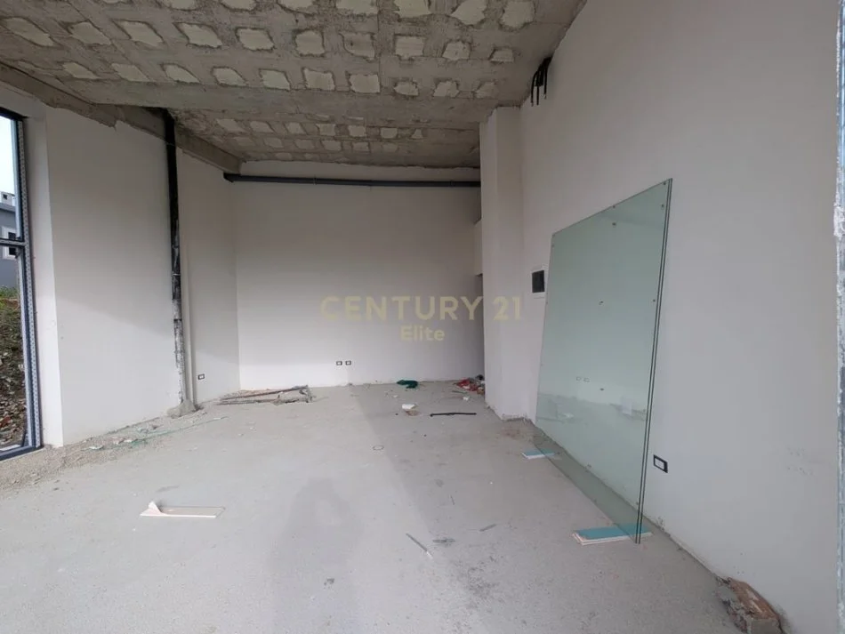 Tirane, shitet dyqan Kati 0, 127 m² 445.000 € (Liqeni i Thate, Kompleksi MET-INVEST)