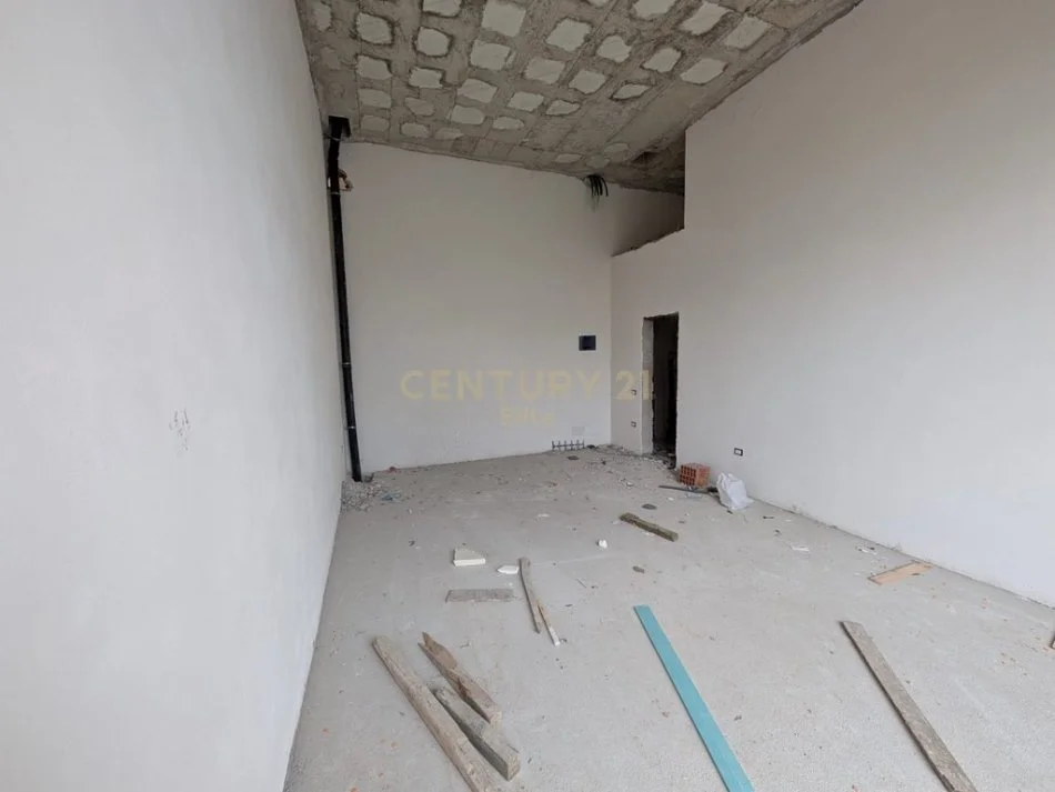 Tirane, shitet dyqan Kati 0, 127 m² 445.000 € (Liqeni i Thate, Kompleksi MET-INVEST)