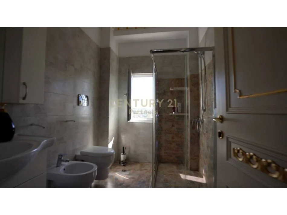 Tirane, shes Vile , 1.000 m² 900.000 € (Kodra e Priftit)