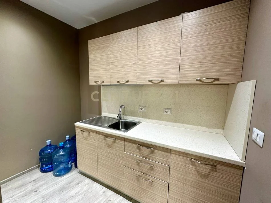 Tirane, shes ambjent biznesi , 146 m² 499.000 € (Rruga e Elbasanit)