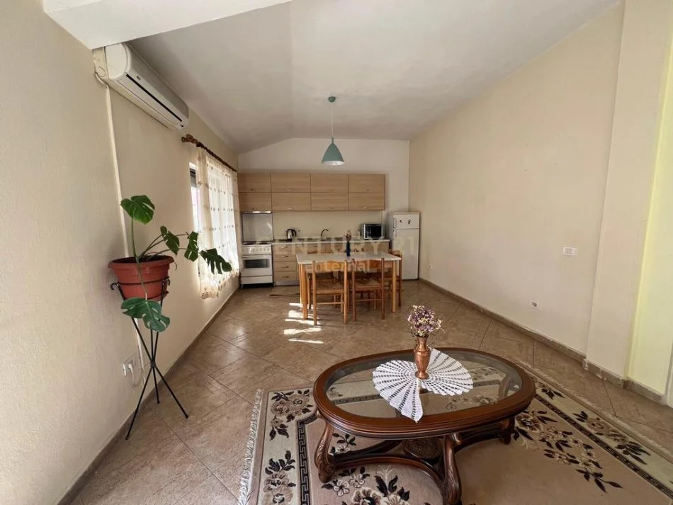Tirane, jap me qera apartament 3+1+2 , 108 m² 800 € (Komuna e Parisit)