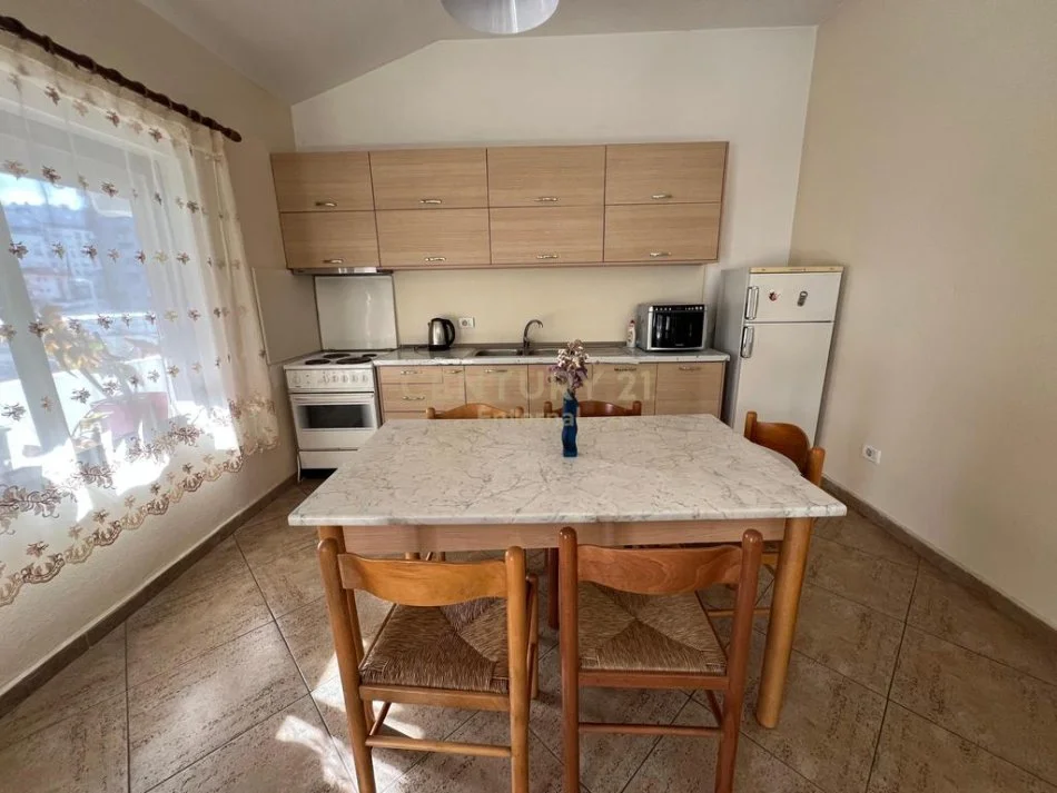 Tirane, jap me qera apartament 3+1+2 , 108 m² 800 € (Komuna e Parisit)