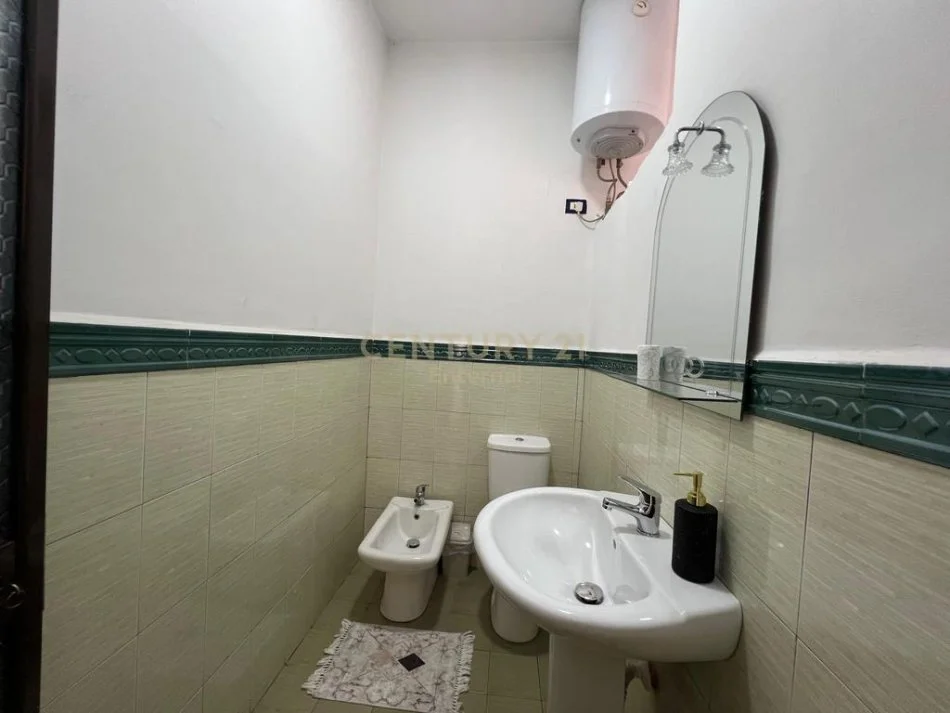 Tirane, jap me qera apartament 3+1+2 , 108 m² 800 € (Komuna e Parisit)