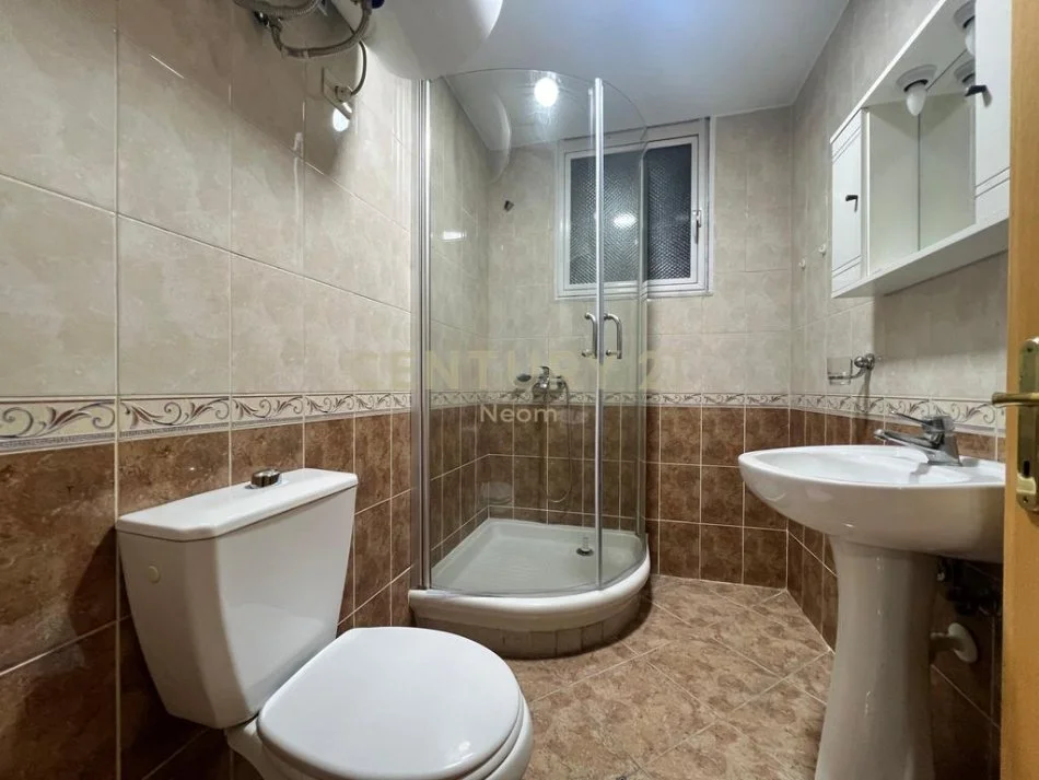 Tirane, jap me qera apartament 2+1+2 , 140 m² 650 € (Komuna e Parisit)