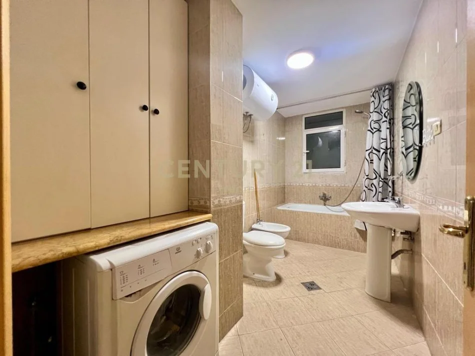 Tirane, jap me qera apartament 2+1+2 , 140 m² 650 € (Komuna e Parisit)