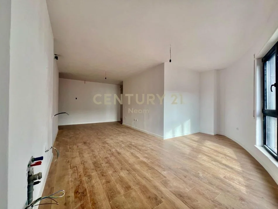 Tirane, shes apartament 3+1+2 , 117 m² 300.000 € (Komuna e Parisit)