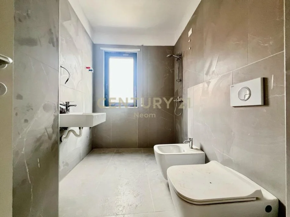 Tirane, shes apartament 3+1+2 , 117 m² 300.000 € (Komuna e Parisit)