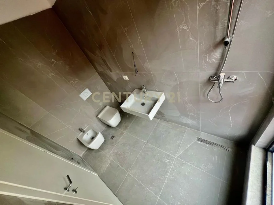 Tirane, shes apartament 3+1+2 , 117 m² 300.000 € (Komuna e Parisit)