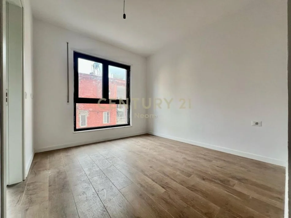 Tirane, shes apartament 3+1+2 , 117 m² 300.000 € (Komuna e Parisit)