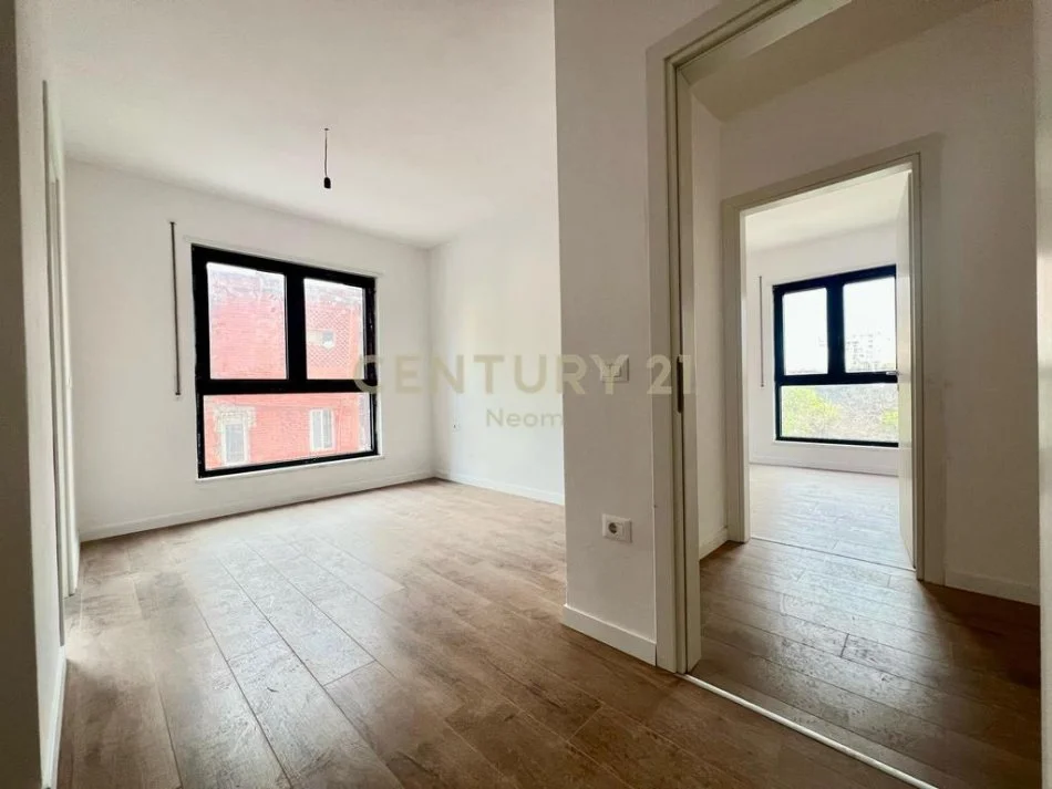 Tirane, shes apartament 3+1+2 , 117 m² 300.000 € (Komuna e Parisit)