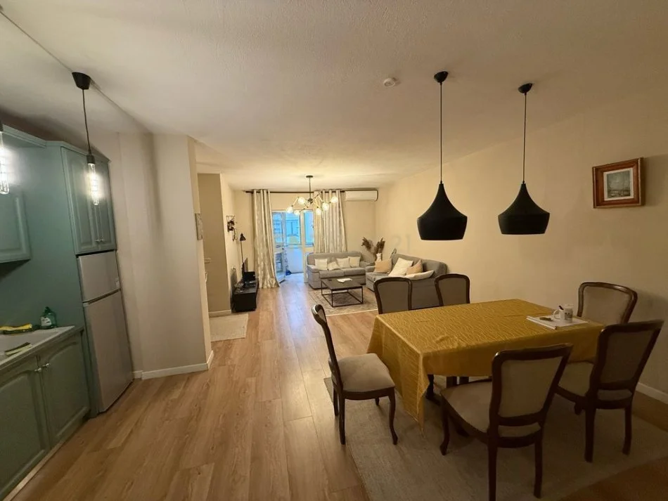 Tirane, jepet me qera apartament 2+1 Kati 4, 108 m² 950 € (Ish-Blloku)