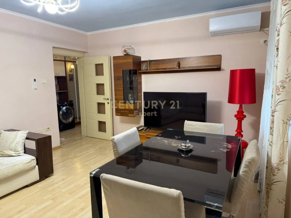 Tirane, jepet me qera apartament 2+1 Kati 4, 70 m² 600 € (Joni1994)