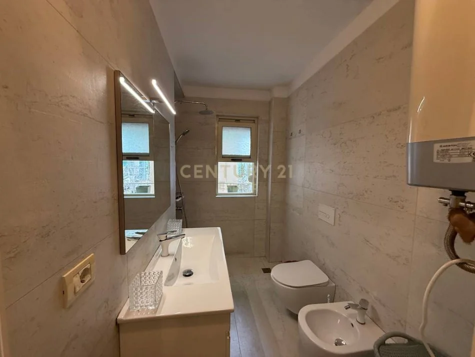 Tirane, jepet me qera apartament 2+1 Kati 4, 70 m² 600 € (Joni1994)