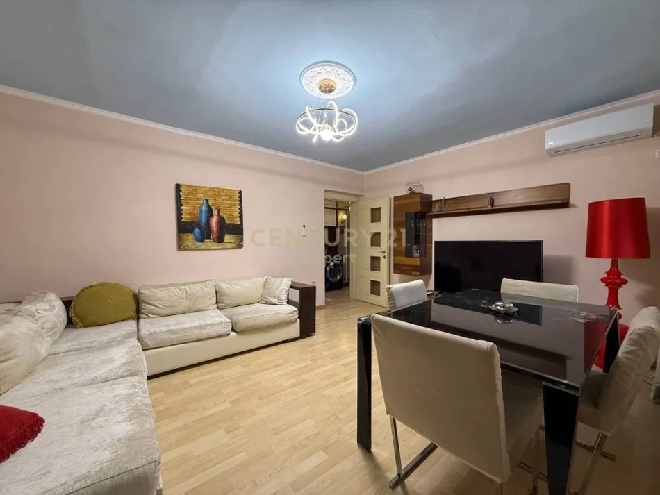 Tirane, jepet me qera apartament 2+1 Kati 4, 70 m² 600 € (Joni1994)