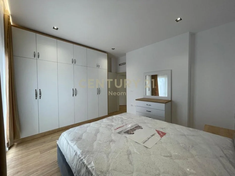 Tirane, jepet me qera apartament 2+1 Kati 2, 95 m² 550 € (Kombinat)