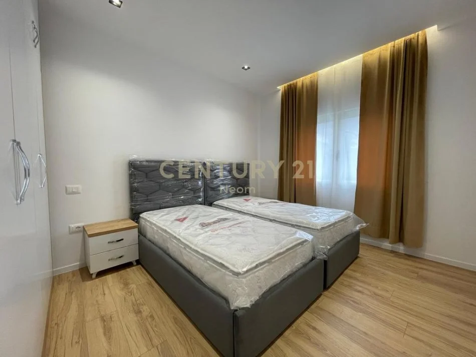 Tirane, jepet me qera apartament 2+1 Kati 2, 95 m² 550 € (Kombinat)