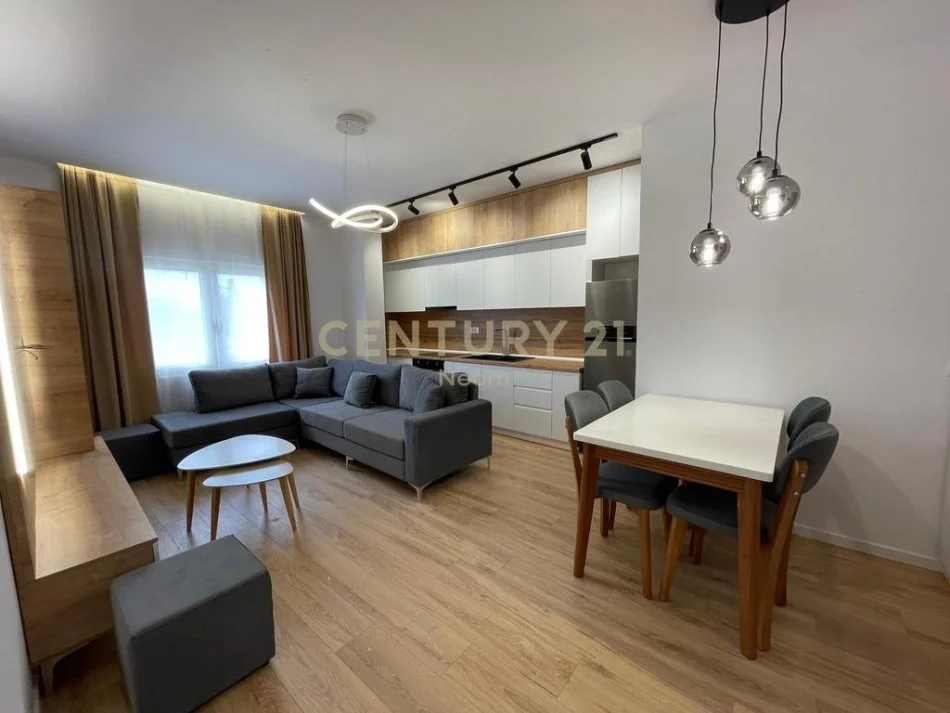 Tirane, jepet me qera apartament 2+1 Kati 2, 95 m² 550 € (Kombinat)
