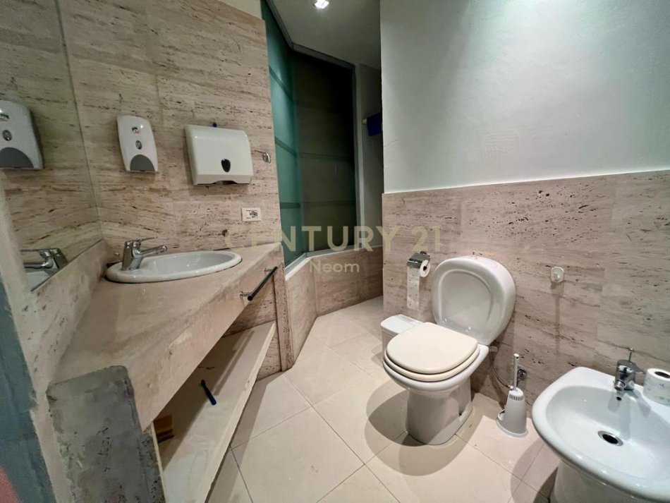 Tirane, jepet me qera zyre , 115 m² 1.200 € (qender)