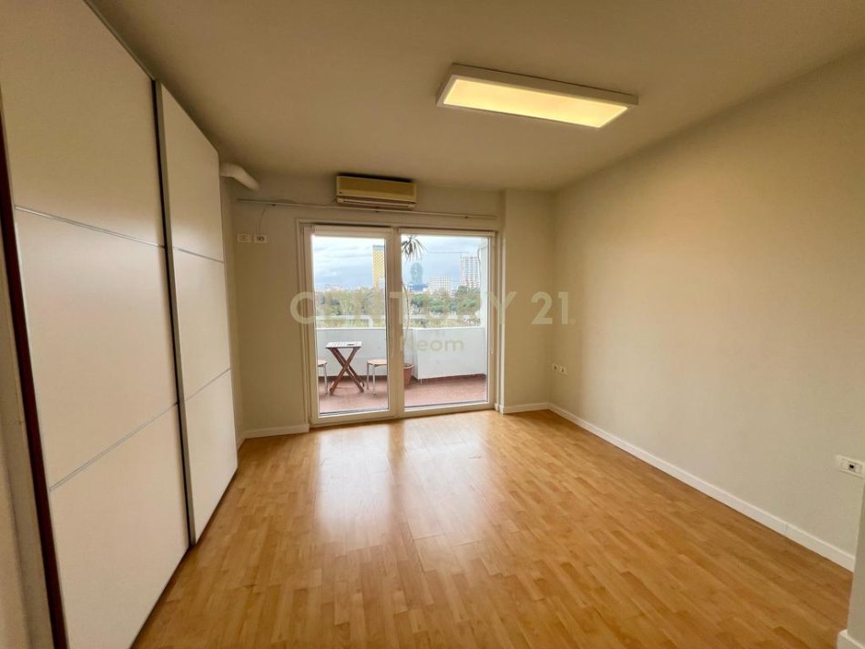 Tirane, jepet me qera zyre , 115 m² 1.200 € (qender)