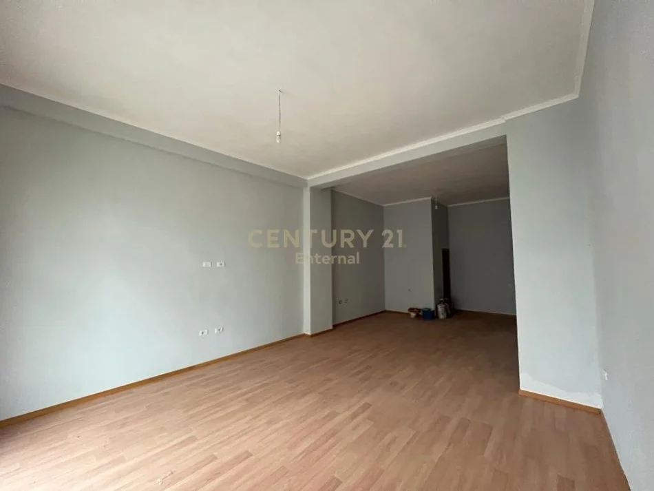 Tirane, shes garsonier+Garazhd , 57 m² 150.000 € (Liqeni i Thatë)
