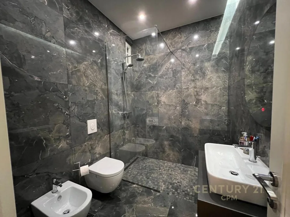 Tirane, jap me qera apartament 1+1+Ballkon , 70 m² 650 € (Kopshti Botanik)