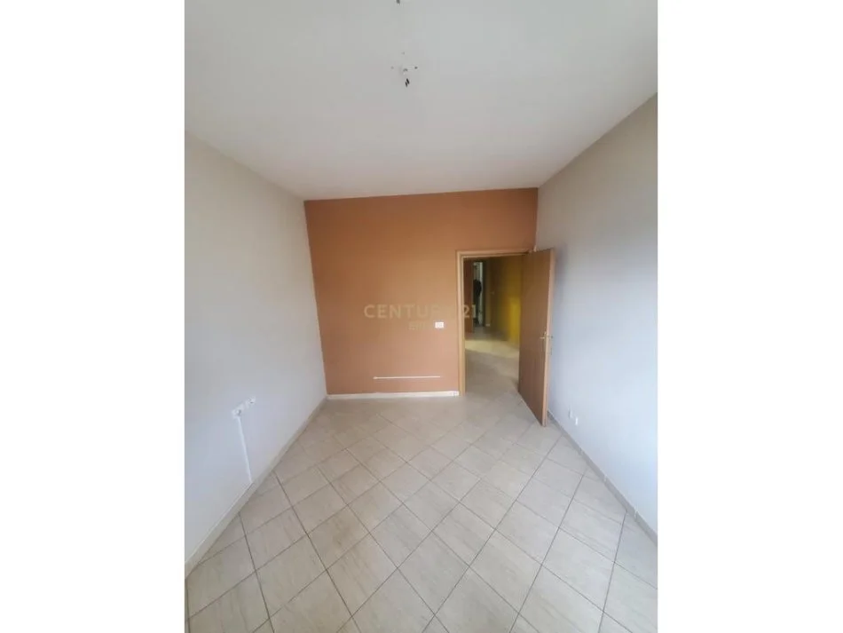 Tirane, jepet me qera apartament 1+1 Kati 7, 60 m² 600 € (Drejtoria e Policise)