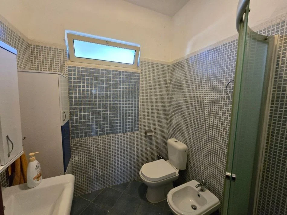 Tirane, shitet apartament 2+1+Ballkon Kati 0, 263 m² 280 000 € (GJIRI I LALZIT)