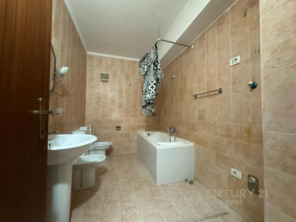 Tirane, shes apartament 3+1+2 , 145 m² 320.000 € (KOMUNA E PARISIT)