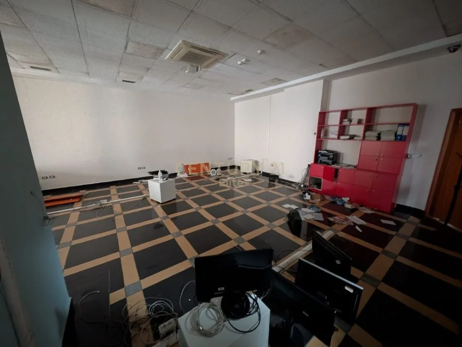Tirane, jepet me qera ambjent biznesi Kati 3, 117 m² 1.200 € (Rruga e Barrikadave)