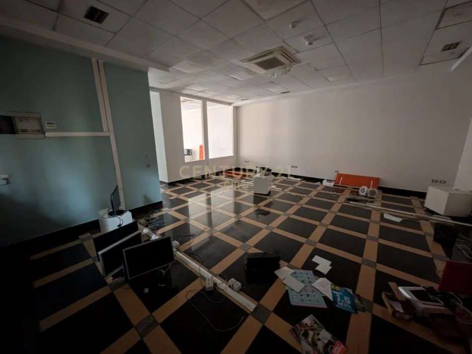 Tirane, jepet me qera ambjent biznesi Kati 3, 117 m² 1.200 € (Rruga e Barrikadave)