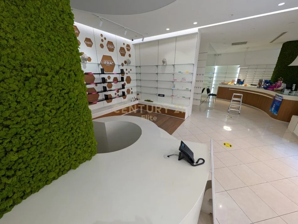 Tirane, shitet dyqan Kati 0, 110 m² 460.000 € (Komuna Parisit)