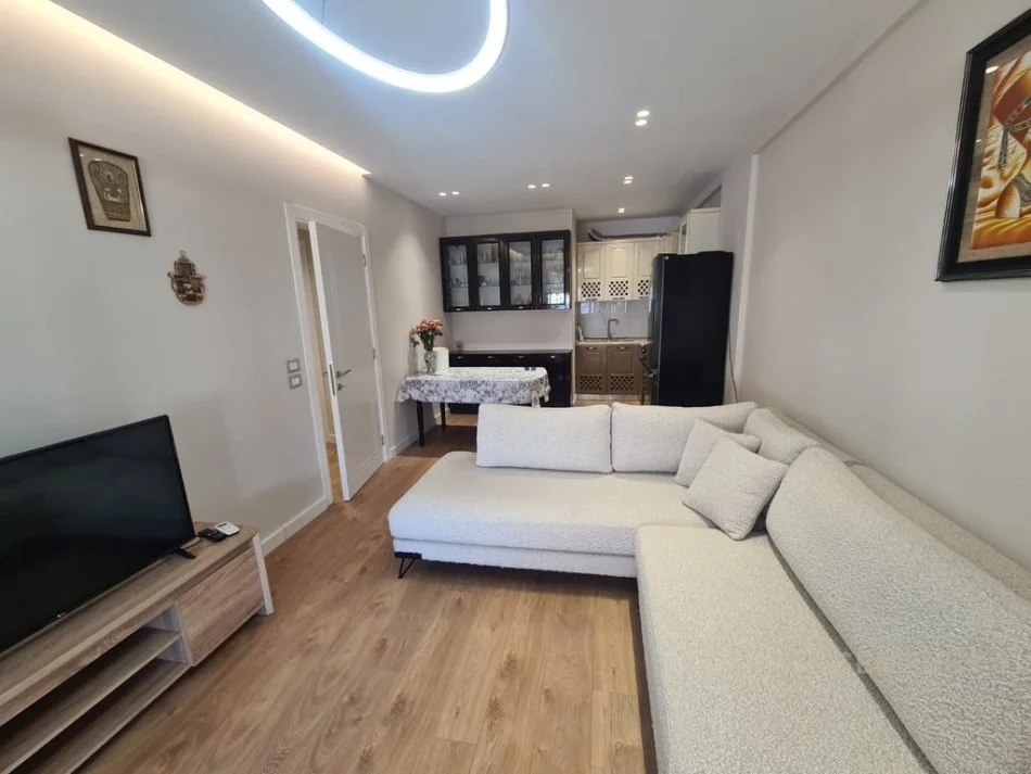 Tirane, jepet me qera apartament 2+1 Kati 3, 94 m² 1.200 € (Komuna e Parisit)