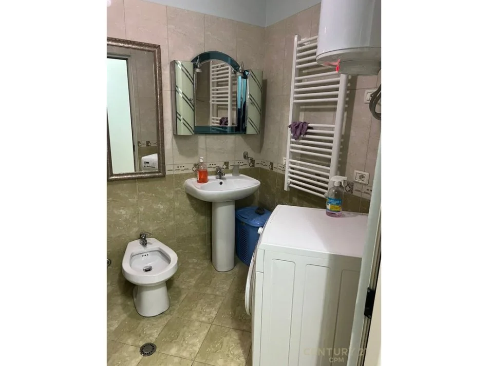 Tirane, jap me qera apartament 1+1+Ballkon , 81 m² 600 € (Komuna e Parisit)