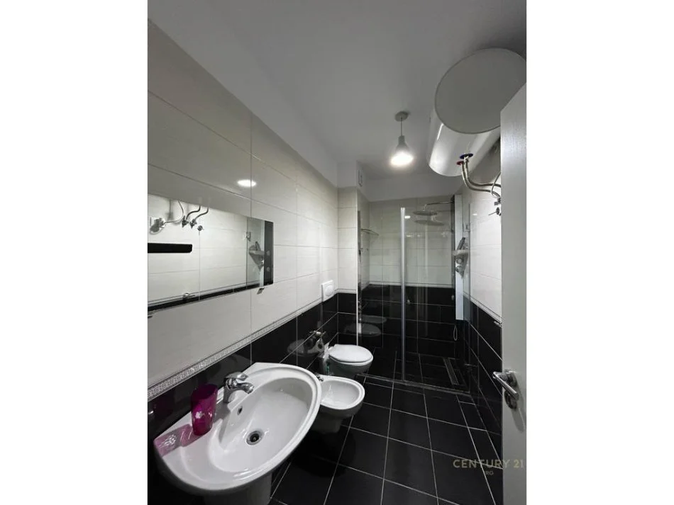 Tirane, jap me qera apartament 2+1+2 , 90 m² 700 € (KOMPLEKSI MAGNET, 21 DHJETORI)