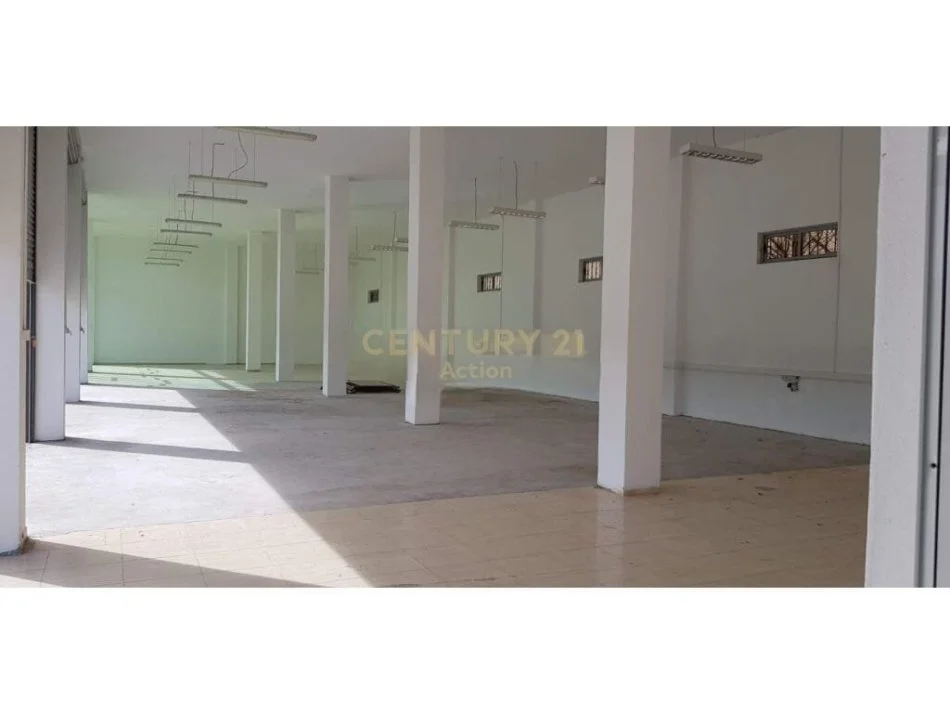 Tirane, jap me qera ambjent biznesi , 450 m² 2.000 € (Selitë)