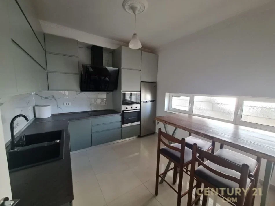 Tirane, jap me qera apartament 2+1+2+POST PARKIMI , 127 m² 700 € (Kopshti Botanik)