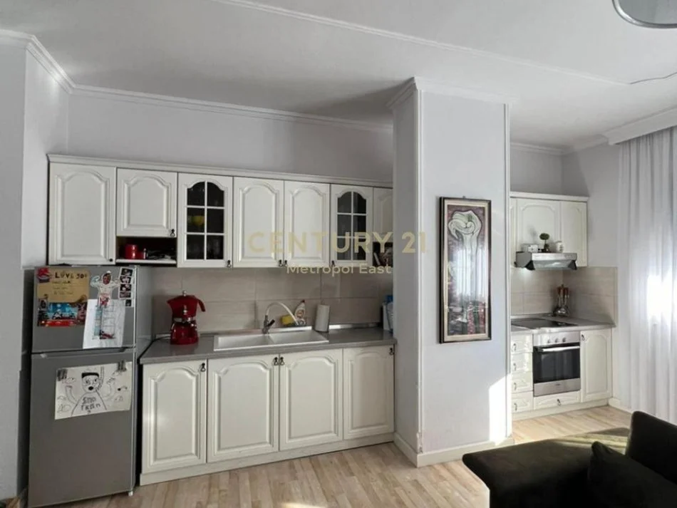 Tirane, jepet me qera apartament 2+1+Ballkon Kati 2, 100 m² 750 € (Rruga Muhamet Gjollesha)