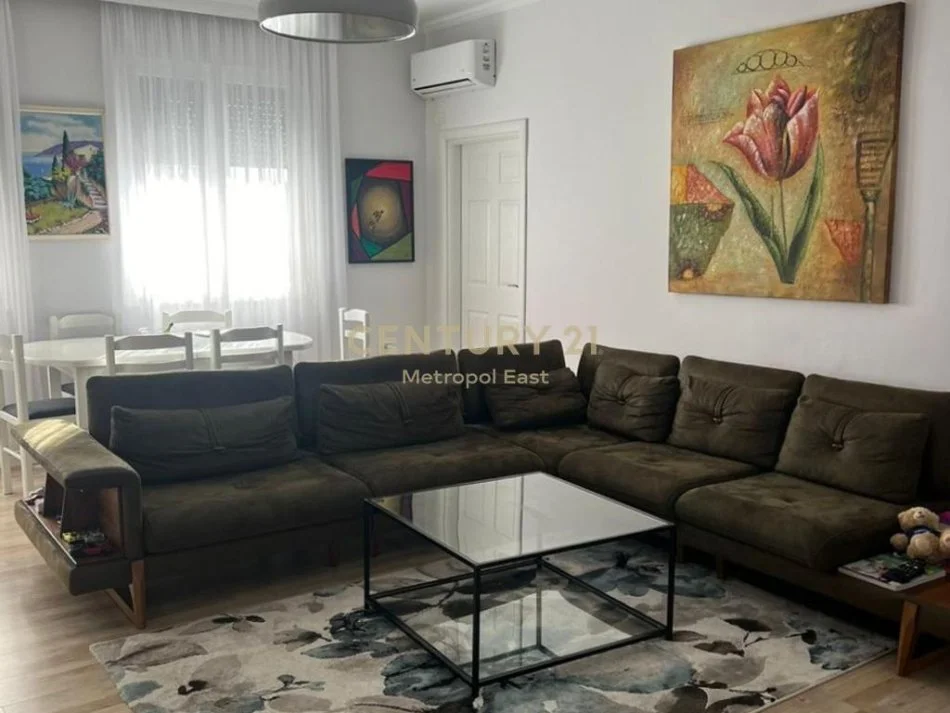 Tirane, jepet me qera apartament 2+1+Ballkon Kati 2, 100 m² 750 € (Rruga Muhamet Gjollesha)